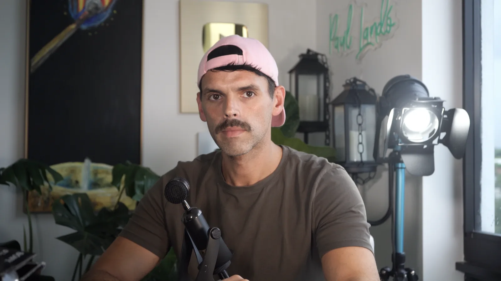 Paul Landó en su estudio, frente a su micrófono