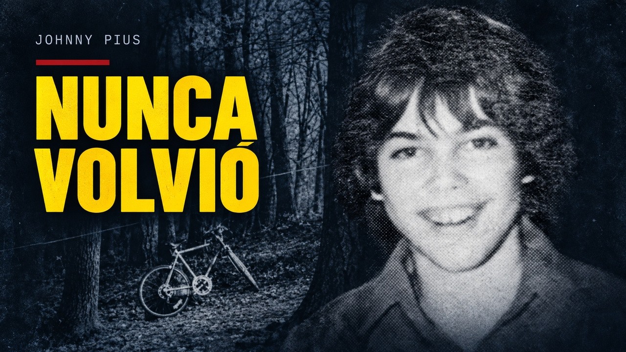Miniatura del documental: foto de Johnny Pius con el texto "Nunca volvió", bosque y bicicleta de fondo